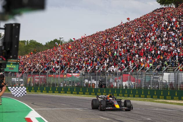 01 VERSTAPPEN Max (nld), Red Bull Racing RB18, action during the Formula 1 Grand Premio del Made in Italy e dell Emilia-Romagna 2022, 4th round of the 2022 FIA Formula One World Championship, WM, Weltmeisterschaft on the Imola Circuit, from April 22 to 24, 2022 in Imola, Italy - F1 - EMILIA ROMAGNA GRAND PRIX 2022 DPPI Panoramic  00122010_GOOD3112.JPG_