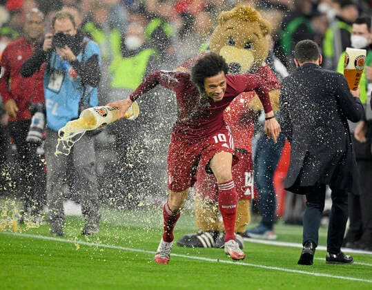 Bilder des Jahres 2022, Sport 04 April Sport Themen der Woche KW16 nach Spielende: Bierdusche Bierduschen Feier Meisterfeier Leroy Sane FC Bayern Muenchen FCB (10) bekommt seine Dusche FC Bayern Muenchen vs Borussia Dortmund BVB 23.04.2022 DFL REGULATIONS PROHIBIT ANY USE OF PHOTOGRAPHS AS IMAGE SEQUENCES AND OR QUASI-VIDEO FC Bayern Muenchen vs Borussia Dortmund BVB *** after end of match beer shower beer showers celebration championship celebration Leroy Sane FC Bayern Muenchen FCB 10 gets his shower FC Bayern Muenchen vs Borussia Dortmund BVB 23 04 2022 DFL REGULATES PROHIBIT ANY USE OF PHOTOGRAPHS AS IMAGE SEQUENCES AND OR QUASI VIDEO FC Bayern Muenchen vs Borussia Dortmund BVB
