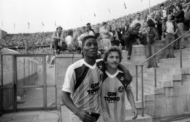 DFB-Pokal Finale 1987 Hamburger SV - Stuttgarter Kickers Deutschland, Berlin, 20.06.1987, Fussball, DFB-Pokal, Saison 1986 1987, Finale Berlin, Hamburger SV - Stuttgarter Kickers (3:1): v.l. Anthony Baffoe, Frank Elser (beide Stuttgarter Kickers), DFL DFB REGULATIONS PROHIBIT ANY USE OF PHOTOGRAPHS AS IMAGE SEQUENCES AND OR QUASI-VIDEO. *** DFB Pokal Final 1987 Hamburger SV Stuttgarter Kickers Germany, Berlin, 20 06 1987, Football, DFB Pokal, Season 1986 1987, Final Berlin, Hamburger SV Stuttgarter Kickers 3 1 v l Anthony Baffoe, Frank Elser both Stuttgarter Kickers , DFL DFB REGULATIONS PROHIBIT ANY USE OF PHOTOGRAPHS AS IMAGE SEQUENCES AND OR QUASI VIDEO