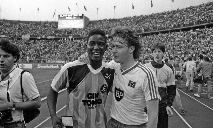 DFB-Pokal Finale 1987 Hamburger SV - Stuttgarter Kickers Deutschland, Berlin, 20.06.1987, Fussball, DFB-Pokal, Saison 1986 1987, Finale Berlin, Hamburger SV - Stuttgarter Kickers (3:1): v.l. Anthony Baffoe (Stuttgarter Kickers), Frank Schmöller (Hamburger SV), DFL DFB REGULATIONS PROHIBIT ANY USE OF PHOTOGRAPHS AS IMAGE SEQUENCES AND OR QUASI-VIDEO. *** DFB Pokal Final 1987 Hamburger SV Stuttgarter Kickers Germany, Berlin, 20 06 1987, Football, DFB Pokal, Season 1986 1987, Final Berlin, Hamburger SV Stuttgarter Kickers 3 1 v l Anthony Baffoe Stuttgarter Kickers , Frank Schmöller Hamburger SV , DFL DFB REGULATIONS PROHIBIT ANY USE OF PHOTOGRAPHS AS IMAGE SEQUENCES AND OR QUASI VIDEO
