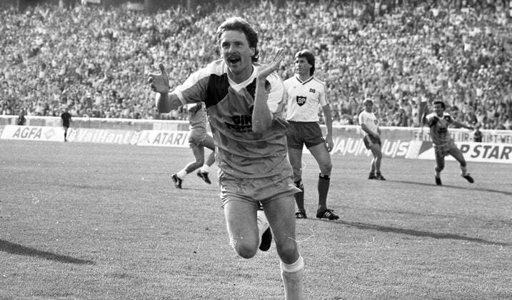 DFB-Pokal Finale 1987 Hamburger SV - Stuttgarter Kickers Deutschland, Berlin, 20.06.1987, Fussball, DFB-Pokal, Saison 1986 1987, Finale Berlin, Hamburger SV - Stuttgarter Kickers (3:1): Dirk Kurtenbach (Stuttgarter Kickers); Jubel Tor 0:1 Kurtenbach, DFL DFB REGULATIONS PROHIBIT ANY USE OF PHOTOGRAPHS AS IMAGE SEQUENCES AND OR QUASI-VIDEO. *** DFB Pokal Final 1987 Hamburger SV Stuttgarter Kickers Germany, Berlin, 20 06 1987, Football, DFB Pokal, Season 1986 1987, Final Berlin, Hamburger SV Stuttgarter Kickers 3 1 Dirk Kurtenbach Stuttgarter Kickers Cheering Goal 0 1 Kurtenbach, DFL DFB REGULATIONS PROHIBIT ANY USE OF PHOTOGRAPHS AS IMAGE SEQUENCES AND OR QUASI VIDEO