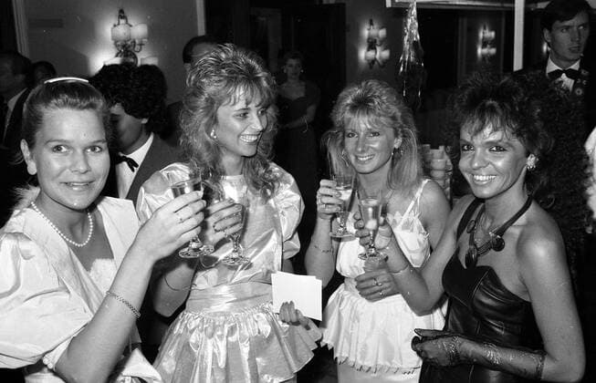 DFB-Pokal Finale 1987 Hamburger SV - Stuttgarter Kickers Deutschland, Berlin, 20.06.1987, Fussball, DFB-Pokal, Saison 1986 1987, Finale Berlin, Hamburger SV - Stuttgarter Kickers (3:1): Stuttgarter Kickers Spielerfrauen beim Bankett, DFL DFB REGULATIONS PROHIBIT ANY USE OF PHOTOGRAPHS AS IMAGE SEQUENCES AND OR QUASI-VIDEO. *** DFB Pokal Final 1987 Hamburger SV Stuttgarter Kickers Germany, Berlin, 20 06 1987, Football, DFB Pokal, Season 1986 1987, Final Berlin, Hamburger SV Stuttgarter Kickers 3 1 Stuttgarter Kickers players wives at banquet, DFL DFB REGULATES PROHIBIT ANY USE OF PHOTOGRAPHS AS IMAGE SEQUENCES AND OR QUASI VIDEO