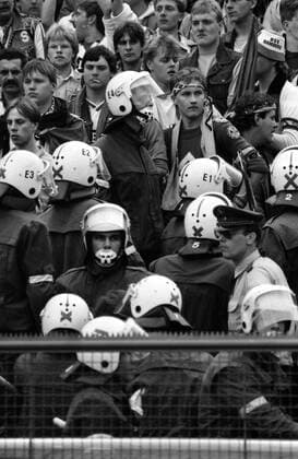 DFB-Pokal Finale 1987 Hamburger SV - Stuttgarter Kickers Deutschland, Berlin, 20.06.1987, Fussball, DFB-Pokal, Saison 1986 1987, Finale Berlin, Hamburger SV - Stuttgarter Kickers (3:1): Polizei im HSV Fan Block, DFL DFB REGULATIONS PROHIBIT ANY USE OF PHOTOGRAPHS AS IMAGE SEQUENCES AND OR QUASI-VIDEO. *** DFB Pokal Final 1987 Hamburger SV Stuttgarter Kickers Germany, Berlin, 20 06 1987, Football, DFB Pokal, Season 1986 1987, Final Berlin, Hamburger SV Stuttgarter Kickers 3 1 Police in HSV Fan Block, DFL DFB REGULATES PROHIBIT ANY USE OF PHOTOGRAPHS AS IMAGE SEQUENCES AND OR QUASI VIDEO