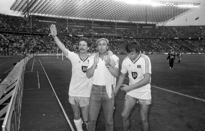 DFB-Pokal Finale 1987 Hamburger SV - Stuttgarter Kickers Deutschland, Berlin, 20.06.1987, Fussball, DFB-Pokal, Saison 1986 1987, Finale Berlin, Hamburger SV - Stuttgarter Kickers (3:1): v.l. Dirk Kurtenbach (Stuttgarter Kickers), Dieter Renner (Trainer Stuttgarter Kickers), Kazimierz Kmiecik (Stuttgarter Kickers), DFL DFB REGULATIONS PROHIBIT ANY USE OF PHOTOGRAPHS AS IMAGE SEQUENCES AND OR QUASI-VIDEO. *** DFB Pokal Final 1987 Hamburger SV Stuttgarter Kickers Germany, Berlin, 20 06 1987, Football, DFB Pokal, Season 1986 1987, Final Berlin, Hamburger SV Stuttgarter Kickers 3 1 v l Dirk Kurtenbach Stuttgarter Kickers , Dieter Renner Trainer Stuttgarter Kickers , Kazimierz Kmiecik Stuttgarter Kickers , DFL DFB REGULATIONS PROHIBIT ANY USE OF PHOTOGRAPHS AS IMAGE SEQUENCES AND OR QUASI VIDEO