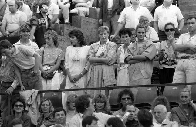 DFB-Pokal Finale 1987 Hamburger SV - Stuttgarter Kickers Deutschland, Berlin, 20.06.1987, Fussball, DFB-Pokal, Saison 1986 1987, Finale Berlin, Hamburger SV - Stuttgarter Kickers (3:1): Stuttgarter Kickers Spielerfrauen auf der Tribüne, DFL DFB REGULATIONS PROHIBIT ANY USE OF PHOTOGRAPHS AS IMAGE SEQUENCES AND OR QUASI-VIDEO. *** DFB Pokal Final 1987 Hamburger SV Stuttgarter Kickers Germany, Berlin, 20 06 1987, Football, DFB Pokal, Season 1986 1987, Final Berlin, Hamburger SV Stuttgarter Kickers 3 1 Stuttgarter Kickers Player Women in the Stand, DFL DFB REGULATES PROHIBIT ANY USE OF PHOTOGRAPHS AS IMAGE SEQUENCES AND OR QUASI VIDEO