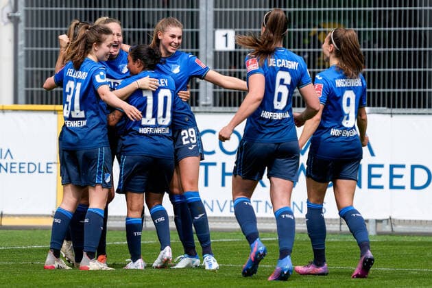Spielerinnen der TSG 1899 Hoffenheim, jubeln über das Tor zum 1:0, Jubel, Torjubel, Torerfolg, celebrate the goal, goal, celebration, Jubel ueber das Tor, optimistisch, Spielszene, Highlight, Action, Aktion, 23.04.2022, Sinsheim (Hoffenheim) (Deutschland), Fussball, Flyeralarm Frauen-Bundesliga, TSG 1899 Hoffenheim - 1. FFC Turbine Potsdam, 23.04.2022, Sinsheim (Hoffenheim) (Deutschland), Fussball, Flyeralarm Frauen-Bundesliga, TSG 1899 Hoffenheim - 1. FFC Turbine Potsdam, DFB DFL REGULATIONS PROHIBIT ANY USE OF PHOTOGRAPHS AS IMAGE SEQUENCES AND OR QUASI-VIDEO. *** TSG 1899 Hoffenheim players, jubilate over the goal to 1 0, jubilation, goal celebration, celebrate the goal, celebration, jubilation over the goal, optimistic, game scene, highlight, action, action, 23 04 2022, Sinsheim Hoffenheim Germany , football, Flyeralarm Frauen Bundesliga, TSG 1899 Hoffenheim 1 FFC Turbine Potsdam, 23 04 2022, Sinsheim Hoffenheim Germany , Football, Flyeralarm Frauen Bundesliga, TSG 1899 Hoffenheim 1 FFC Turbine Potsdam, DFB DFL REGULATES PROHIBIT ANY USE OF PHOTOGRAPHS AS IMAGE SEQUENCES AND OR QUASI VIDEO xozx