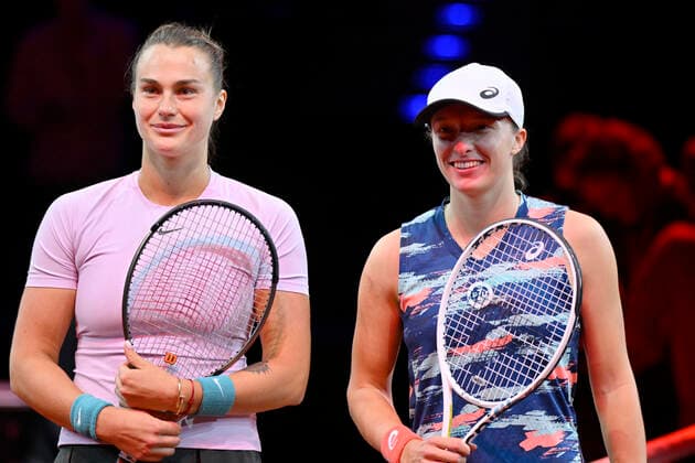 Fnalistinnen Aryna Sabalenka BLR (links) und Iga Swiatek POL (rechts) Tennis Damen Porsche-Cup Porsche Tennis Grand Prix GP Stuttgart 2022 Porsche Arena 24.04.2022 DFL REGULATIONS PROHIBIT ANY USE OF PHOTOGRAPHS AS IMAGE SEQUENCES AND OR QUASI-VIDEO Porsche Tennis Grand Prix GP Stuttgart 2022