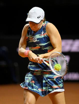 Iga Swiatek POL Aktion Tennis Damen Porsche-Cup Porsche Tennis Grand Prix GP Stuttgart 2022 Porsche Arena 24.04.2022 DFL REGULATIONS PROHIBIT ANY USE OF PHOTOGRAPHS AS IMAGE SEQUENCES AND OR QUASI-VIDEO Porsche Tennis Grand Prix GP Stuttgart 2022