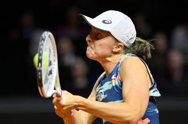 Iga Swiatek POL Aktion Tennis Damen Porsche-Cup Porsche Tennis Grand Prix GP Stuttgart 2022 Porsche Arena 24.04.2022 DFL REGULATIONS PROHIBIT ANY USE OF PHOTOGRAPHS AS IMAGE SEQUENCES AND OR QUASI-VIDEO Porsche Tennis Grand Prix GP Stuttgart 2022
