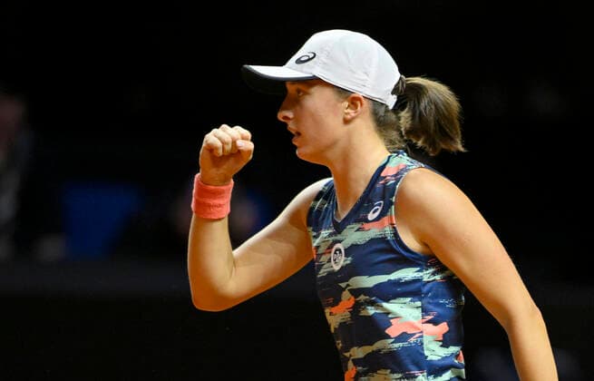 Iga Swiatek POL Jubel Freude Emotion Gestik Geste Tennis Damen Porsche-Cup Porsche Tennis Grand Prix GP Stuttgart 2022 Porsche Arena 24.04.2022 DFL REGULATIONS PROHIBIT ANY USE OF PHOTOGRAPHS AS IMAGE SEQUENCES AND OR QUASI-VIDEO Porsche Tennis Grand Prix GP Stuttgart 2022