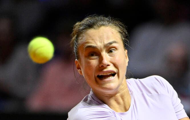 Aryna Sabalenka BLR Aktion Tennis Damen Porsche-Cup Porsche Tennis Grand Prix GP Stuttgart 2022 Porsche Arena 24.04.2022 DFL REGULATIONS PROHIBIT ANY USE OF PHOTOGRAPHS AS IMAGE SEQUENCES AND OR QUASI-VIDEO Porsche Tennis Grand Prix GP Stuttgart 2022
