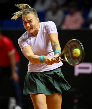 Aryna Sabalenka BLR Aktion Tennis Damen Porsche-Cup Porsche Tennis Grand Prix GP Stuttgart 2022 Porsche Arena 24.04.2022 DFL REGULATIONS PROHIBIT ANY USE OF PHOTOGRAPHS AS IMAGE SEQUENCES AND OR QUASI-VIDEO Porsche Tennis Grand Prix GP Stuttgart 2022