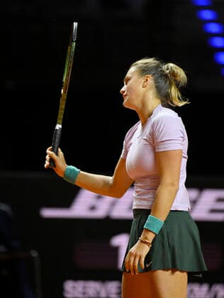 Aryna Sabalenka BLR enttaeuscht Gestik Geste Tennis Damen Porsche-Cup Porsche Tennis Grand Prix GP Stuttgart 2022 Porsche Arena 24.04.2022 DFL REGULATIONS PROHIBIT ANY USE OF PHOTOGRAPHS AS IMAGE SEQUENCES AND OR QUASI-VIDEO Porsche Tennis Grand Prix GP Stuttgart 2022