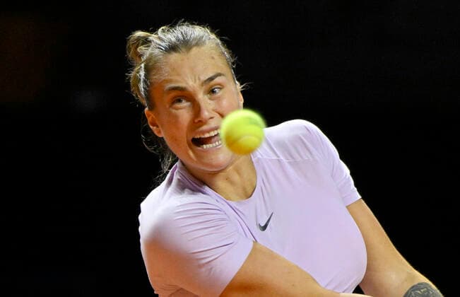 Aryna Sabalenka BLR Aktion Tennis Damen Porsche-Cup Porsche Tennis Grand Prix GP Stuttgart 2022 Porsche Arena 24.04.2022 DFL REGULATIONS PROHIBIT ANY USE OF PHOTOGRAPHS AS IMAGE SEQUENCES AND OR QUASI-VIDEO Porsche Tennis Grand Prix GP Stuttgart 2022