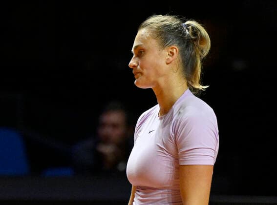 Sport Bilder des Tages Aryna Sabalenka BLR enttaeuscht Gestik Geste Tennis Damen Porsche-Cup Porsche Tennis Grand Prix GP Stuttgart 2022 Porsche Arena 24.04.2022 DFL REGULATIONS PROHIBIT ANY USE OF PHOTOGRAPHS AS IMAGE SEQUENCES AND OR QUASI-VIDEO Porsche Tennis Grand Prix GP Stuttgart 2022
