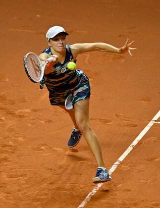 Iga Swiatek POL Aktion Tennis Damen Porsche-Cup Porsche Tennis Grand Prix GP Stuttgart 2022 Porsche Arena 24.04.2022 DFL REGULATIONS PROHIBIT ANY USE OF PHOTOGRAPHS AS IMAGE SEQUENCES AND OR QUASI-VIDEO Porsche Tennis Grand Prix GP Stuttgart 2022