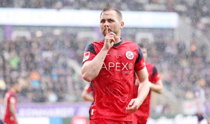 Sport Themen der Woche KW16 Sport Bilder des Tages Aue, 24.04.2022, Erzgebirgsstadion, Fussball, 2.Bundesliga, 31.Spieltag , FC Erzgebirge Aue vs. FC Hansa Rostock , Im Bild: Tor für Hansa Rostock. John Verhoek (18, Rostock) per Foulelfmeter zum 1:1 und jubelt. , Gemäß den Vorgaben der DFL Deutsche Fußball Liga ist es untersagt, in dem Stadion und oder vom Spiel angefertigte Fotoaufnahmen in Form von Sequenzbildern und oder videoähnlichen Fotostrecken zu verwerten bzw. verwerten zu lassen. , *** Aue, 24 04 2022, Erzgebirgsstadion, Football, 2 Bundesliga, 31 Spieltag , FC Erzgebirge Aue vs FC Hansa Rostock , In the picture goal for Hansa Rostock John Verhoek 18, Rostock by penalty kick to 1 1 and cheers , According to the specifications of the DFL German Football League is prohibited in the stadium and or from the game made photographs in the form of sequence pictures and or video-like photo series to exploit or to let exploit , Picture Point
