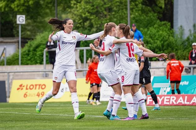 Sport Bilder des Tages Frankfurt, Germany, April 24th 2022: Annika Enderle (29 Leverkusen) celebrates with her teammates her first goal during the Flyeralarm Frauen-Bundesliga 2021 2022 match between Eintracht Frankfurt and Bayer 04 Leverkusen at Stadium at Brentanobad in Frankfurt am Main, Germany. Norina Toenges Sports Press Photo Flyeralarm Frauen-Bundesliga - Eintracht Frankfurt v Bayer 04 Leverkusen - Stadium at Brentanobad 