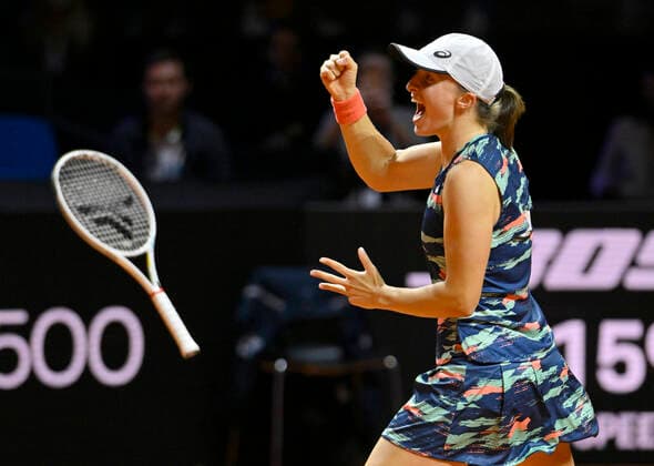 Iga Swiatek POL Jubel Freude Emotion gewinnt Finale Tennis Damen Porsche-Cup Porsche Tennis Grand Prix GP Stuttgart 2022 Porsche Arena 24.04.2022 DFL REGULATIONS PROHIBIT ANY USE OF PHOTOGRAPHS AS IMAGE SEQUENCES AND OR QUASI-VIDEO Porsche Tennis Grand Prix GP Stuttgart 2022