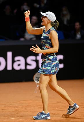 Iga Swiatek POL Jubel Freude Emotion gewinnt Finale Tennis Damen Porsche-Cup Porsche Tennis Grand Prix GP Stuttgart 2022 Porsche Arena 24.04.2022 DFL REGULATIONS PROHIBIT ANY USE OF PHOTOGRAPHS AS IMAGE SEQUENCES AND OR QUASI-VIDEO Porsche Tennis Grand Prix GP Stuttgart 2022