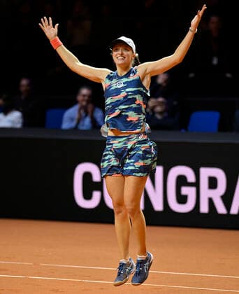 Iga Swiatek POL Jubel Freude Emotion gewinnt Finale Tennis Damen Porsche-Cup Porsche Tennis Grand Prix GP Stuttgart 2022 Porsche Arena 24.04.2022 DFL REGULATIONS PROHIBIT ANY USE OF PHOTOGRAPHS AS IMAGE SEQUENCES AND OR QUASI-VIDEO Porsche Tennis Grand Prix GP Stuttgart 2022