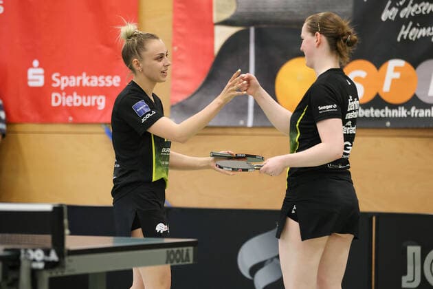 Langstadt 24.04.2022 Tischtennis Damen Bundesliga Finale Saison 2022 TSV Langstadt - ttc Eastside Berlin e.V. emspor, emonline, oespor, v.l., Sabina Surdan (ttc eastside berlin e.V.) und Britt Eerland (ttc eastside berlin e.V.) jubeln