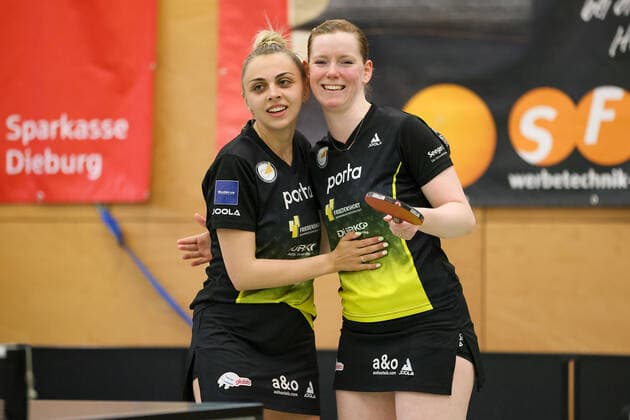 Langstadt 24.04.2022 Tischtennis Damen Bundesliga Finale Saison 2022 TSV Langstadt - ttc Eastside Berlin e.V. emspor, emonline, oespor, v.l., Sabina Surdan (ttc eastside berlin e.V.) und Britt Eerland (ttc eastside berlin e.V.) jubeln