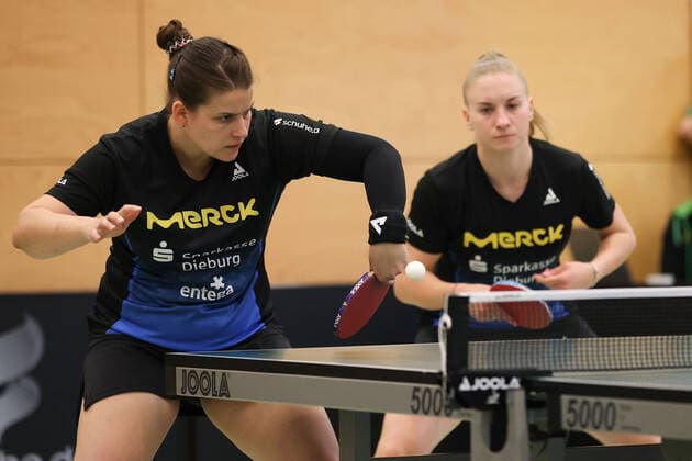 Sport Bilder des Tages Langstadt 24.04.2022 Tischtennis Damen Bundesliga Finale Saison 2022 TSV Langstadt - ttc Eastside Berlin e.V. emspor, emonline, oespor, v.l., Petrissa Solja (TSV Langstadt Tischtennis Damen 1.Bundesliga) und Chantal Mantz (TSV Langstadt Tischtennis Damen 1.Bundesliga) enttaeuscht, enttaeuscht schauend, dissapointed, traurig, frustriert, frust, gefrustet