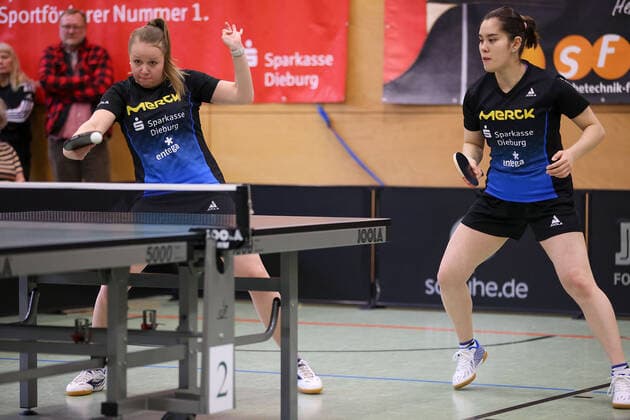 Langstadt 24.04.2022 Tischtennis Damen Bundesliga Finale Saison 2022 TSV Langstadt - ttc Eastside Berlin e.V. emspor, emonline, oespor, v.l., Janina Kämmerer (TSV Langstadt Tischtennis Damen 1.Bundesliga) und Franziska Schreiner (TSV Langstadt Tischtennis Damen 1.Bundesliga)