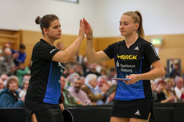 Langstadt 24.04.2022 Tischtennis Damen Bundesliga Finale Saison 2022 TSV Langstadt - ttc Eastside Berlin e.V. emspor, emonline, oespor, v.l., Petrissa Solja (TSV Langstadt Tischtennis Damen 1.Bundesliga) und Chantal Mantz (TSV Langstadt Tischtennis Damen 1.Bundesliga) enttaeuscht, enttaeuscht schauend, dissapointed, traurig, frustriert, frust, gefrustet