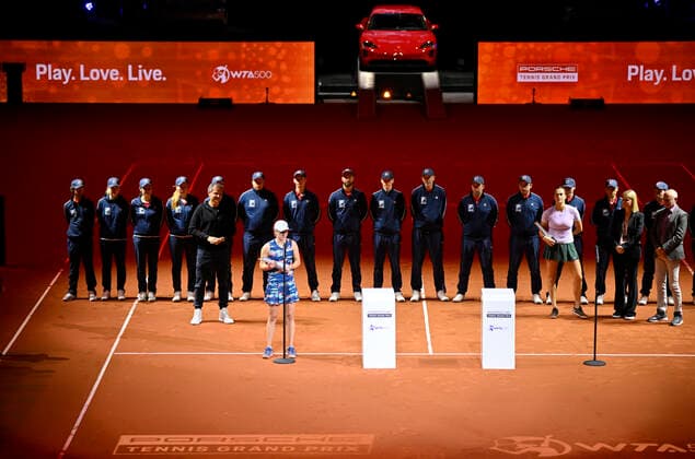 Iga Swiatek POL Siegerehrung Ehrung Pokal Tennis Damen Porsche-Cup Porsche Tennis Grand Prix GP Stuttgart 2022 Porsche Arena 24.04.2022 DFL REGULATIONS PROHIBIT ANY USE OF PHOTOGRAPHS AS IMAGE SEQUENCES AND OR QUASI-VIDEO Porsche Tennis Grand Prix GP Stuttgart 2022