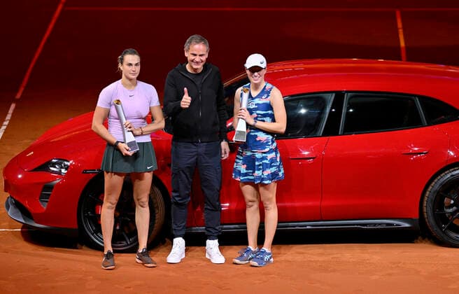 Iga Swiatek POL (rechts) Aryna Sabalenka BLR (links) Siegerehrung Ehrung Pokal Siegerfahrzeug Porsche Taycan GTS Turismo mit CEO Porsche AG Oliver Blume Tennis Damen Porsche-Cup Porsche Tennis Grand Prix GP Stuttgart 2022 Porsche Arena 24.04.2022 DFL REGULATIONS PROHIBIT ANY USE OF PHOTOGRAPHS AS IMAGE SEQUENCES AND OR QUASI-VIDEO Porsche Tennis Grand Prix GP Stuttgart 2022