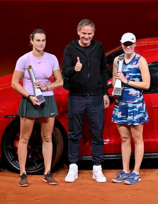 Iga Swiatek POL (rechts) Aryna Sabalenka BLR (links) Siegerehrung Ehrung Pokal Siegerfahrzeug Porsche Taycan GTS Turismo mit CEO Porsche AG Oliver Blume Tennis Damen Porsche-Cup Porsche Tennis Grand Prix GP Stuttgart 2022 Porsche Arena 24.04.2022 DFL REGULATIONS PROHIBIT ANY USE OF PHOTOGRAPHS AS IMAGE SEQUENCES AND OR QUASI-VIDEO Porsche Tennis Grand Prix GP Stuttgart 2022