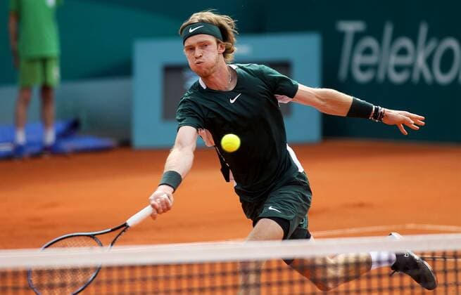 Serbia Tennis Open Djokovic - Rublev 8174458 24.04.2022 Russia s Andrey Rublev competes against Serbia s Novak Djokovic during their final match of the Serbia Open tennis tournament in Belgrade, Serbia. Alexandar Djorovich Sputnik Belgrade Serbia  Copyright: xAlexandarxDjorovichx