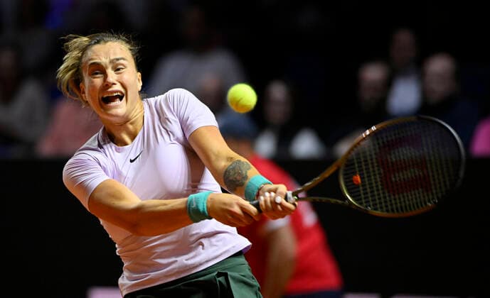 Aryna Sabalenka BLR Aktion Tennis Damen Porsche-Cup Porsche Tennis Grand Prix GP Stuttgart 2022 Porsche Arena 24.04.2022 DFL REGULATIONS PROHIBIT ANY USE OF PHOTOGRAPHS AS IMAGE SEQUENCES AND OR QUASI-VIDEO Porsche Tennis Grand Prix GP Stuttgart 2022