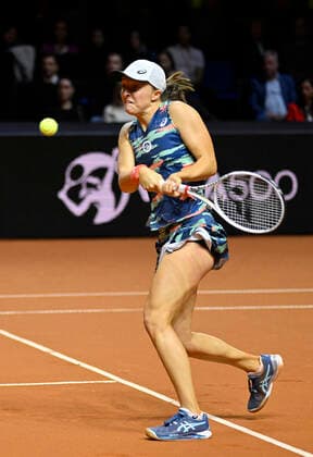 Iga Swiatek POL Aktion Tennis Damen Porsche-Cup Porsche Tennis Grand Prix GP Stuttgart 2022 Porsche Arena 24.04.2022 DFL REGULATIONS PROHIBIT ANY USE OF PHOTOGRAPHS AS IMAGE SEQUENCES AND OR QUASI-VIDEO Porsche Tennis Grand Prix GP Stuttgart 2022