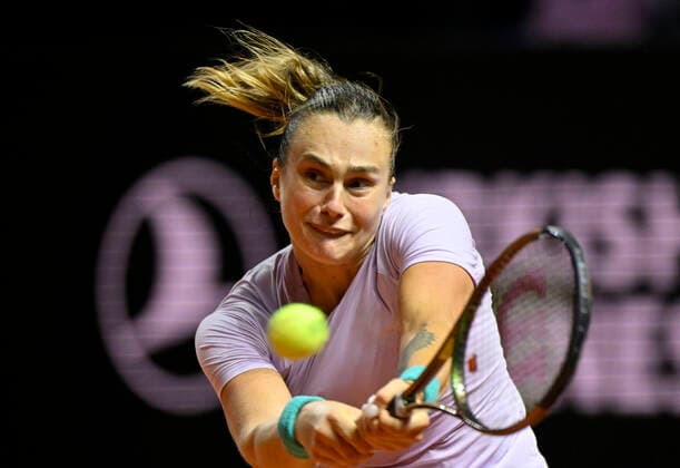 Aryna Sabalenka BLR Aktion Tennis Damen Porsche-Cup Porsche Tennis Grand Prix GP Stuttgart 2022 Porsche Arena 24.04.2022 DFL REGULATIONS PROHIBIT ANY USE OF PHOTOGRAPHS AS IMAGE SEQUENCES AND OR QUASI-VIDEO Porsche Tennis Grand Prix GP Stuttgart 2022