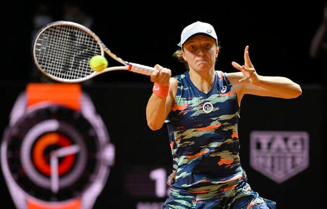 Iga Swiatek POL Aktion Tennis Damen Porsche-Cup Porsche Tennis Grand Prix GP Stuttgart 2022 Porsche Arena 24.04.2022 DFL REGULATIONS PROHIBIT ANY USE OF PHOTOGRAPHS AS IMAGE SEQUENCES AND OR QUASI-VIDEO Porsche Tennis Grand Prix GP Stuttgart 2022