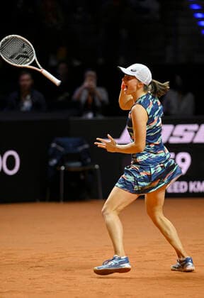 Iga Swiatek POL gewinnt Finale Jubel Freude Emotion Tennis Damen Porsche-Cup Porsche Tennis Grand Prix GP Stuttgart 2022 Porsche Arena 24.04.2022 DFL REGULATIONS PROHIBIT ANY USE OF PHOTOGRAPHS AS IMAGE SEQUENCES AND OR QUASI-VIDEO Porsche Tennis Grand Prix GP Stuttgart 2022