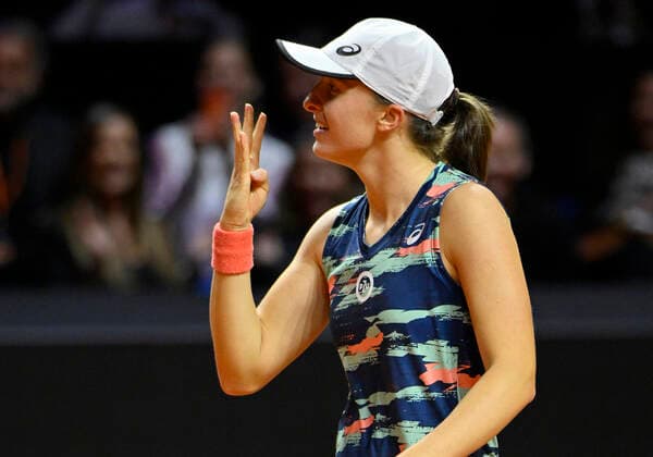 Iga Swiatek POL Jubel Freude Emotion gewinnt Finale zeigt an Gewinn 4. viertes Finale Gestik Geste 4 Finger Tennis Damen Porsche-Cup Porsche Tennis Grand Prix GP Stuttgart 2022 Porsche Arena 24.04.2022 DFL REGULATIONS PROHIBIT ANY USE OF PHOTOGRAPHS AS IMAGE SEQUENCES AND OR QUASI-VIDEO Porsche Tennis Grand Prix GP Stuttgart 2022
