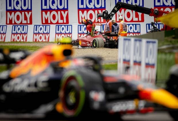 IMOLA - Carlos Sainz (55) with the Ferrari retires, with in the foreground Max Verstappen (1) with the Oracle Red Bull Racing RB18 Honda during the F1 Grand Prix of Emilia Romagna at Autodromo Enzo e Dino Ferrari on April 24, 2022 in Imola , Italy. REMKO DE WAAL GP Emilia - Romagna 2022 - RACE 2022 xVIxANPxSportx xxANPxIVx