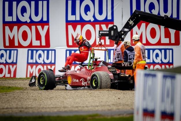 Sport Bilder des Tages IMOLA - Carlos Sainz (55) with the Ferrari retires during the F1 Grand Prix of Emilia Romagna at Autodromo Enzo e Dino Ferrari on April 24, 2022 in Imola, Italy. REMKO DE WAAL GP Emilia - Romagna 2022 - RACE 2022 xVIxANPxSportx xxANPxIVx