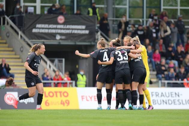 24.04.2022, xcex, GER, Frankfurt am Main, Stadion am Brentanobad, Frauenfussball, 1. Bundesliga, DIE LIGA, FLYERALARM Frauen-Bundesliga Saison 2021 2022, Spieltag 20, SGE, B04, Eintracht Frankfurt Frauen - Bayer 04 Leverkusen, Torjubel Eintracht Frankfurt Frauen, Jubel, Freude, Emotionen, goal celebration, DFL regulations prohibit any use of photographs as image sequences and or quasi-video *** 24 04 2022, xcex, GER, Frankfurt am Main, Stadion am Brentanobad, womens football, 1 Bundesliga, DIE LIGA, FLYERALARM Frauen Bundesliga Saison 2021 2022, Spieltag 20, SGE, B04, Eintracht Frankfurt Frauen Bayer 04 Leverkusen, Torjubel Eintracht Frankfurt Frauen, Jubel, Freude, Emotionen, goal celebration, DFL regulations prohibit any use of photographs as image sequences and or quasi video