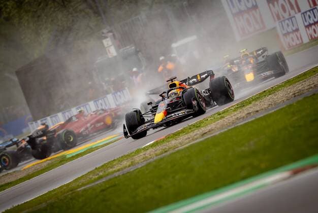 IMOLA - Max Verstappen (1) with the Oracle Red Bull Racing RB18 Honda on the track, with Carlos Sainz (55) in the background with the Ferrari sliding off the track during the F1 Grand Prix of Emilia Romagna at Autodromo Enzo e Dino Ferrari on April 24, 2022 in Imola, Italy. REMKO DE WAAL GP Emilia - Romagna 2022 - RACE 2022 xVIxANPxSportx xxANPxIVx