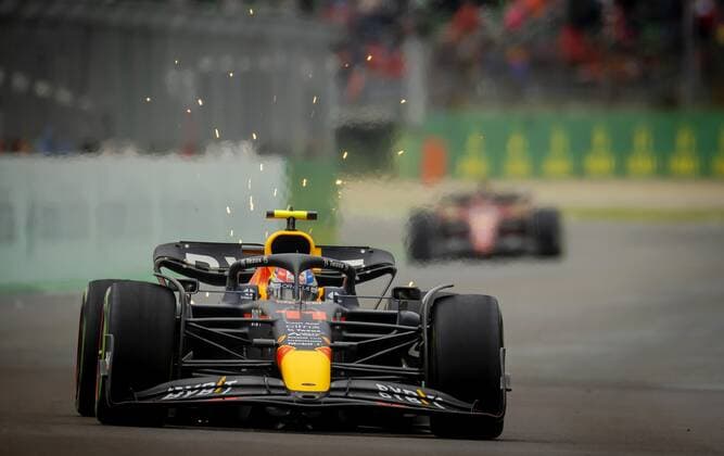 IMOLA - Sergio Perez (11) driving the Oracle Red Bull Racing RB18 Honda, with Charles Leclerc (16) driving the Ferrari on track in the background during the Emilia Romagna F1 Grand Prix at Autodromo Enzo e Dino Ferrari on April 24, 2022 in Imola, Italy. REMKO DE WAAL GP Emilia - Romagna 2022 - RACE 2022 xVIxANPxSportx xxANPxIVx