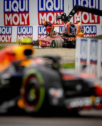 IMOLA - Carlos Sainz (55) with the Ferrari retires, with in the foreground Max Verstappen (1) with the Oracle Red Bull Racing RB18 Honda during the F1 Grand Prix of Emilia Romagna at Autodromo Enzo e Dino Ferrari on April 24, 2022 in Imola , Italy. REMKO DE WAAL GP Emilia - Romagna 2022 - RACE 2022 xVIxANPxSportx xxANPxIVx