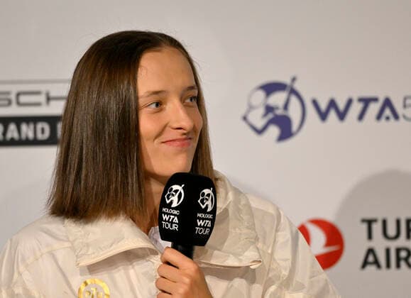 Siegerin Iga Swiatek POL in der PK Pressekonferenz im Interview Mikrofon Mikro Logo Tennis Damen Porsche-Cup Porsche Tennis Grand Prix GP Stuttgart 2022 Porsche Arena 24.04.2022 DFL REGULATIONS PROHIBIT ANY USE OF PHOTOGRAPHS AS IMAGE SEQUENCES AND OR QUASI-VIDEO Porsche Tennis Grand Prix GP Stuttgart 2022