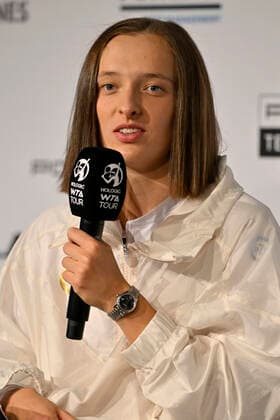 Siegerin Iga Swiatek POL in der PK Pressekonferenz im Interview Mikrofon Mikro Logo Tennis Damen Porsche-Cup Porsche Tennis Grand Prix GP Stuttgart 2022 Porsche Arena 24.04.2022 DFL REGULATIONS PROHIBIT ANY USE OF PHOTOGRAPHS AS IMAGE SEQUENCES AND OR QUASI-VIDEO Porsche Tennis Grand Prix GP Stuttgart 2022