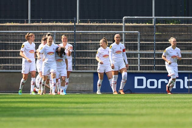 Flyeralarm Frauen - Bundesliga 2021-2022, 1. FC Köln - SV Werder Bremen Tor in der 1. Spielminute durch Amber Barrett (FC, 22) nach Vorarbeit Alicia Gudorf (FC, 12) mit Myrthe Moorrees (FC, 6), Peggy Kuznik (FC, 21) Köln Franz-Kremer-Stadion, Rasen Nordrhein-Westfalen Deutschland