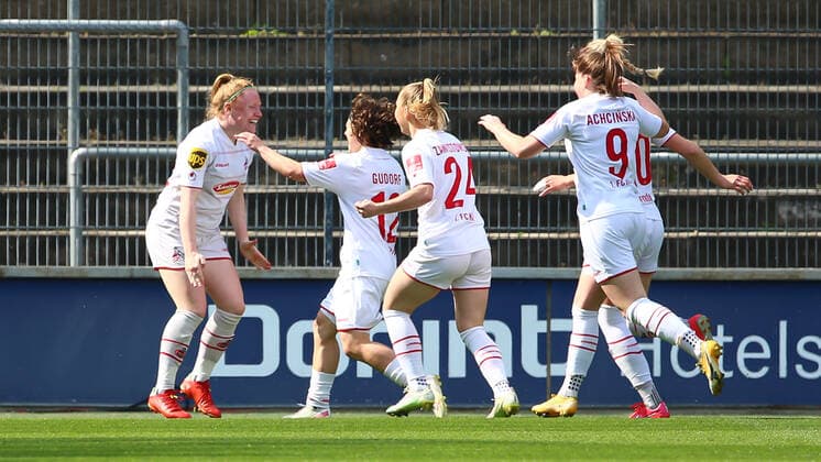 v.li.: Torschützin Amber Barrett (1. FC Köln, 22) und Spielerinnen vom 1. FC Köln mit Torjubel, Jubel, optimistisch, Spielszene, Highlight, Freude über das Tor zum 1:0, DIE DFB-RICHTLINIEN UNTERSAGEN JEGLICHE NUTZUNG VON FOTOS ALS SEQUENZBILDER UND ODER VIDEOÄHNLICHE FOTOSTRECKEN. DFB REGULATIONS PROHIBIT ANY USE OF PHOTOGRAPHS AS IMAGE SEQUENCES AND OR QUASI-VIDEO., 24.04.2022, Köln (Deutschland), Fussball, Flyeralarm Frauen-Bundesliga, 1. FC Köln - SV Werder Bremen